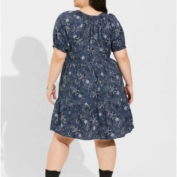 Torrid~Tiered Chambray Blue Floral Smocked Short Sleeve Dress in size 4/4X or 26 - Picture 15 of 16
